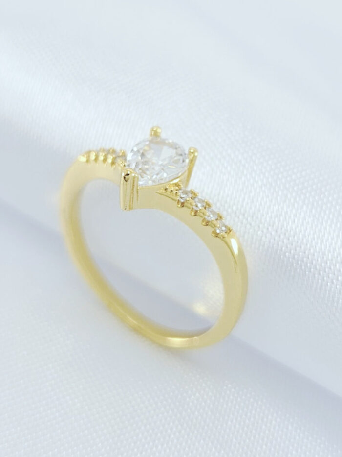 Anel com zircônia gota central