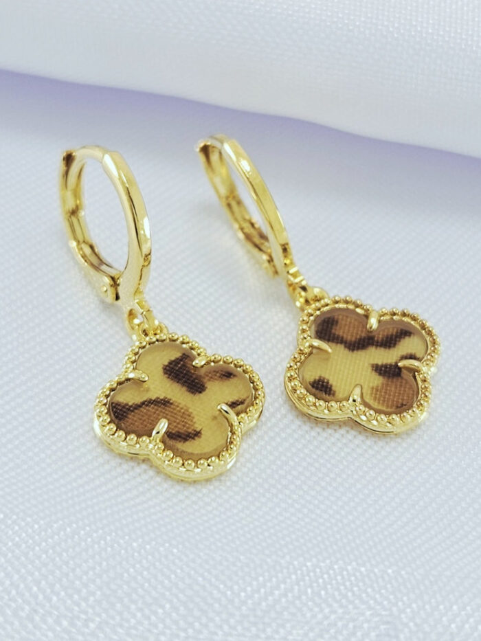 Argola trevo borda detalhado leopardo