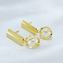 Brinco base lisa com pérola fios dourados