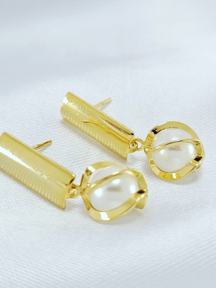 Brinco base lisa com pérola fios dourados