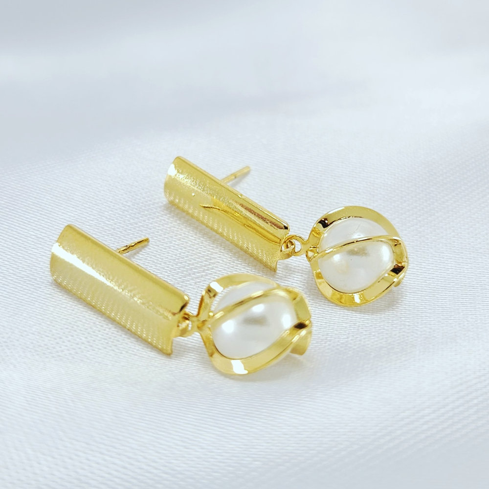 Brinco base lisa com pérola fios dourados