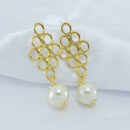 Brinco base circulos vazados com perola