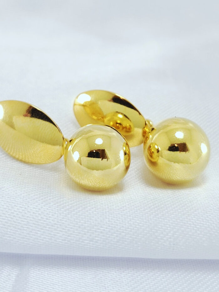 Brinco base dourado com bola pêndulo