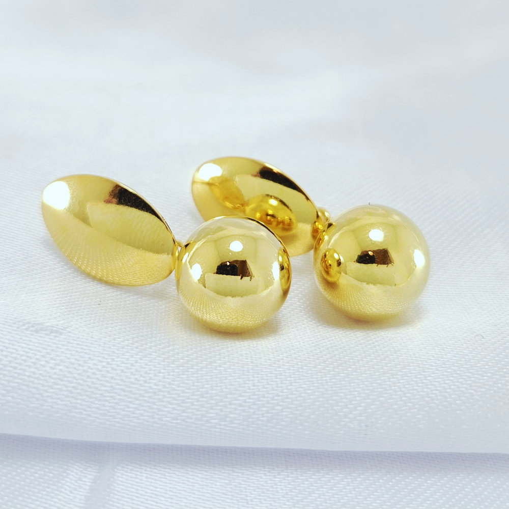 Brinco base dourado com bola pêndulo