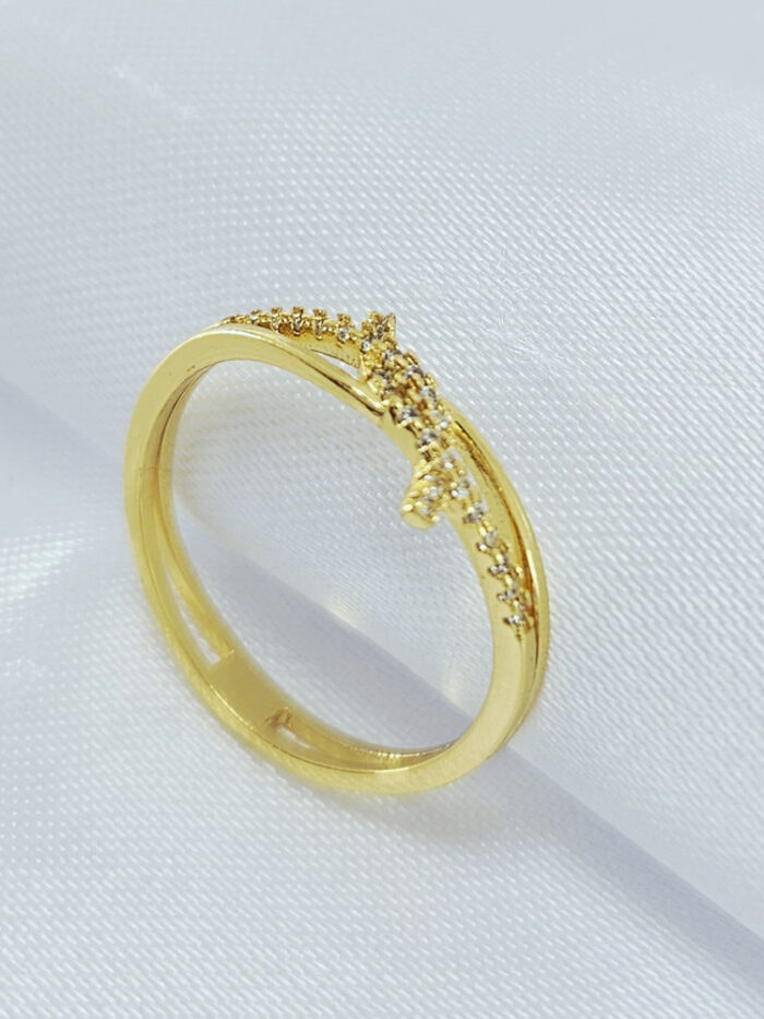 Anel fios entrelaçados cravejado