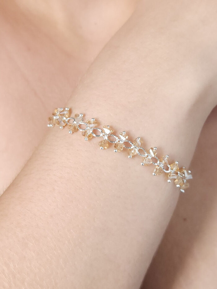 Pulseira detalhada com pedras bege