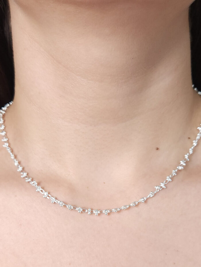 Gargantilha chocher  elo oval detalhado com esfera prateada