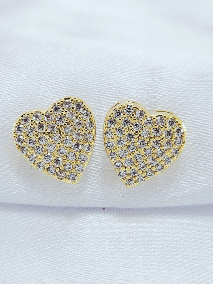 Brinco coração cravejado com borda vazada