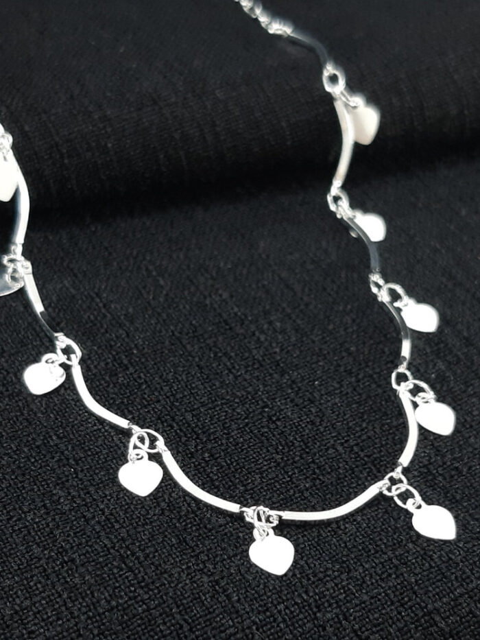 Gargantinlha chocker caninho detalhe coração liso chapeados