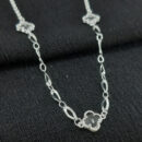 Gargantilha choker elos ovais vazados com trevo