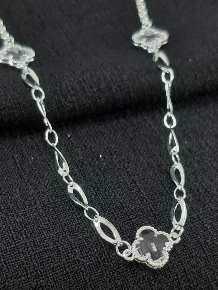 Gargantilha choker elos ovais vazados com trevo