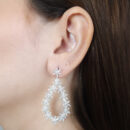 Brinco gota com fio flores cravejados