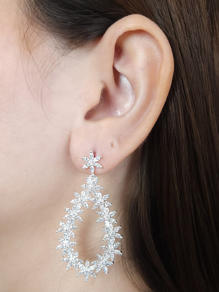 Brinco gota com fio flores cravejados