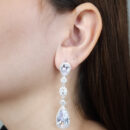 Brinco pendulo gota cristal borda cravejada