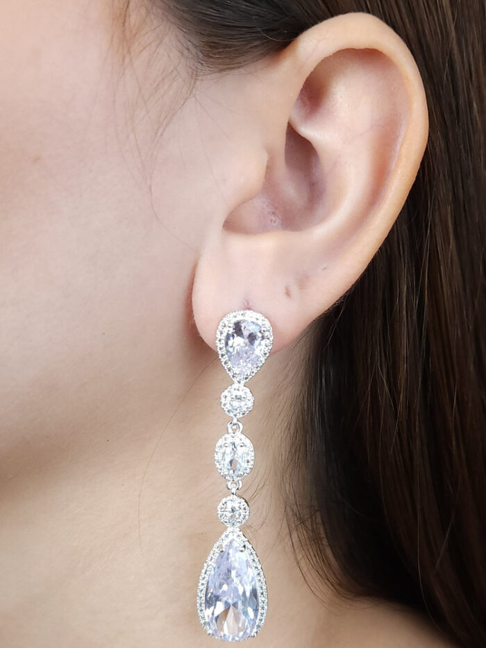 Brinco pendulo gota cristal borda cravejada