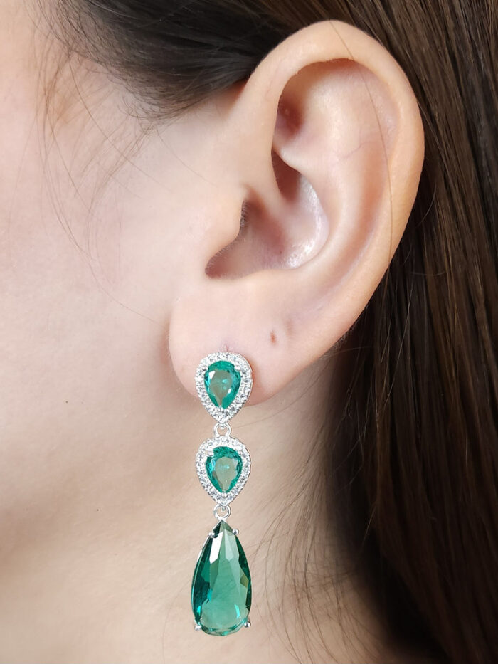 Brinco celebre gota borda cravejada pendulo