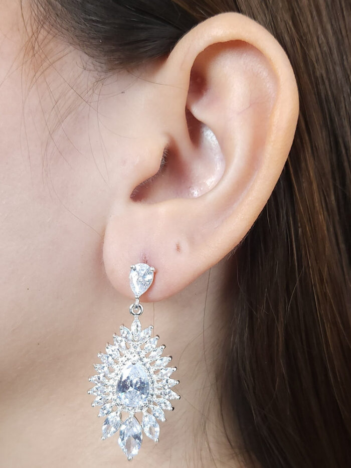 Brinco gota com pêndulo em zircônia cravejado