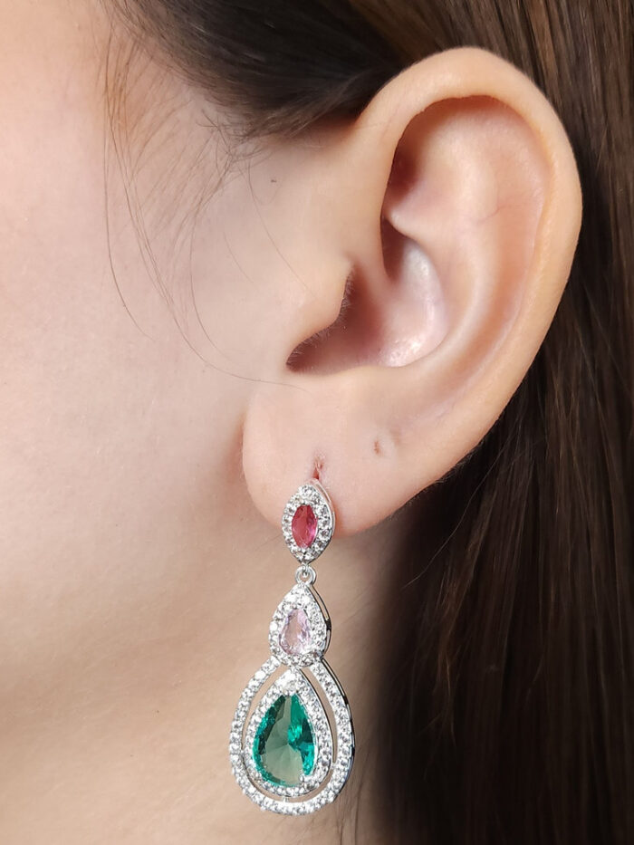Brinco gotas colorido detalhe cravejado