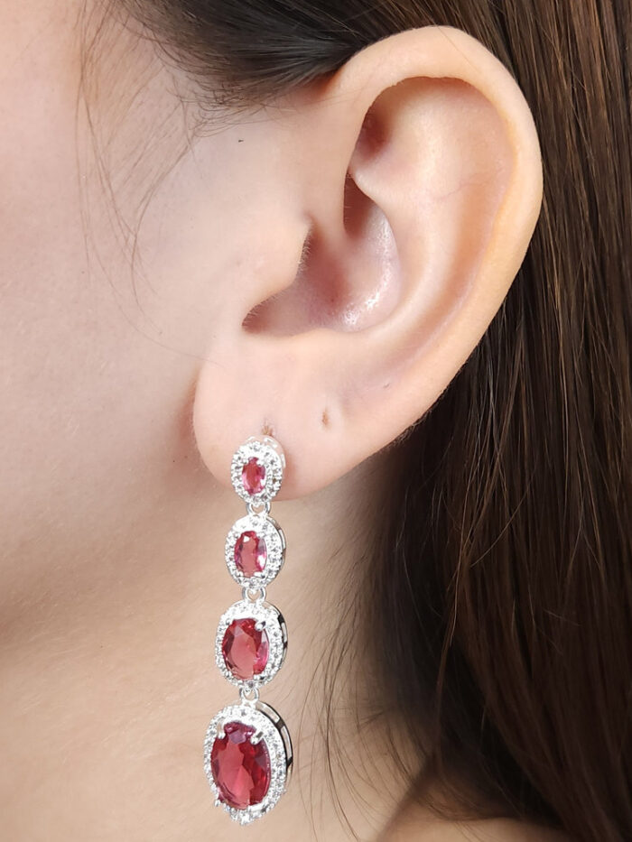 Brinco celebre pendulo cristal vermelho borda cravejada