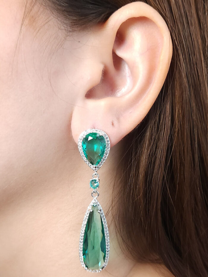 Brinco celebre gota borda detalhada