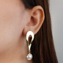 Brinco base lisa vazado com pérola pêndulo