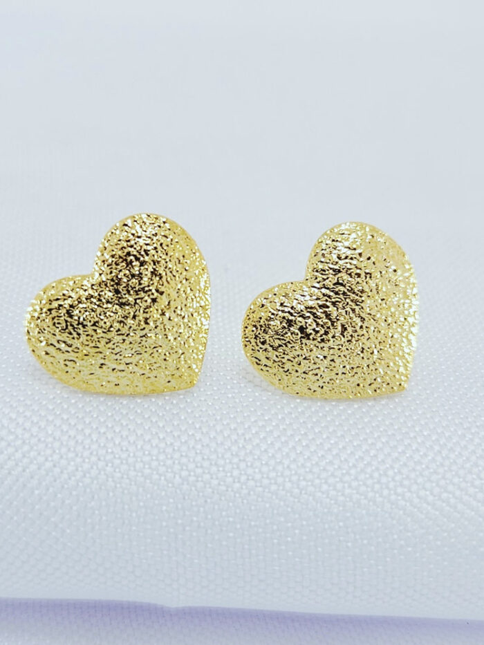 Brinco coração detalhado