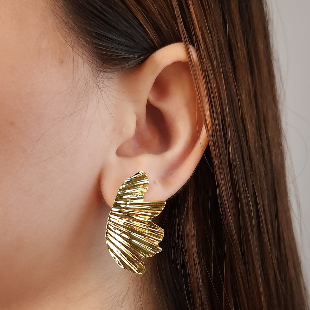 Brinco estilo orgânico detalhado