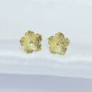 Brinco flor detalhado pequeno