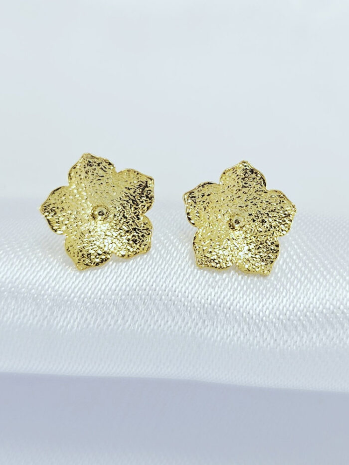 Brinco flor detalhado pequeno