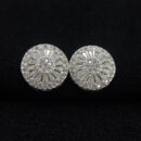 Brinco redondo cravejado com borda detalhada