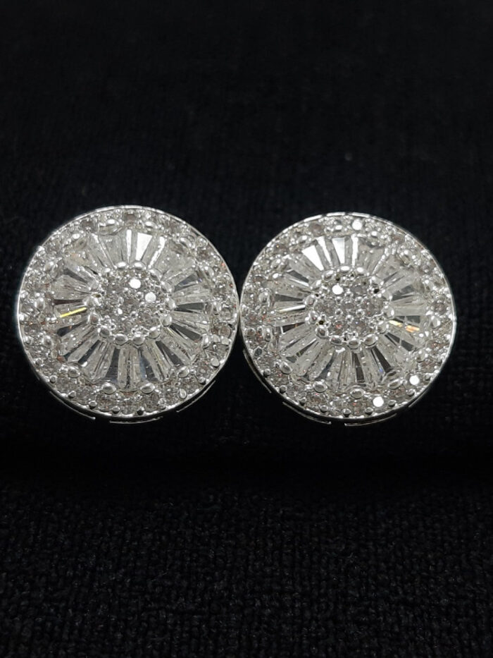 Brinco redondo cravejado com borda detalhada