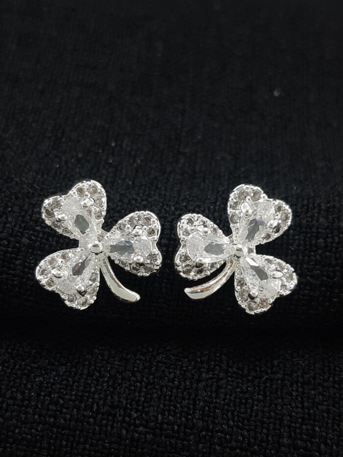 Brinco trevo cristal borda cravejada