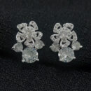 Brinco flor cravejada com ponto de luz