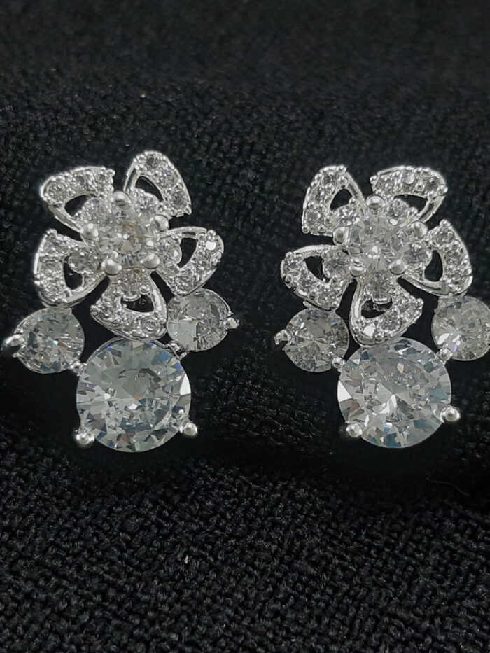 Brinco flor cravejada com ponto de luz