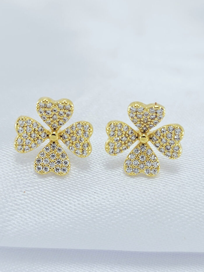 Brinco flor cravejado