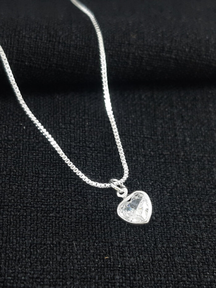 Gargantilha com coração cristal