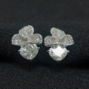 Brinco flor base cravejada com ponto de luz