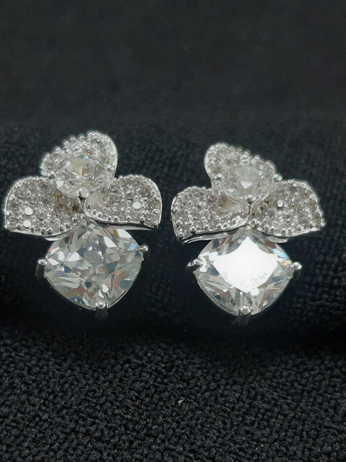 Brinco flor base cravejada com ponto de luz