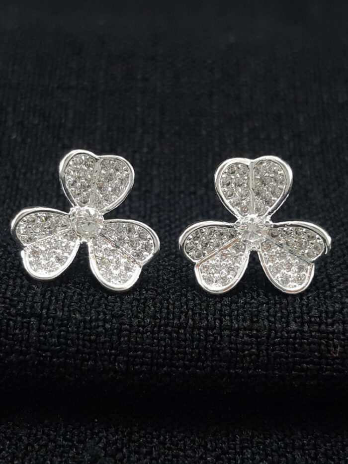 Brinco trevo cravejado com ponto de luz