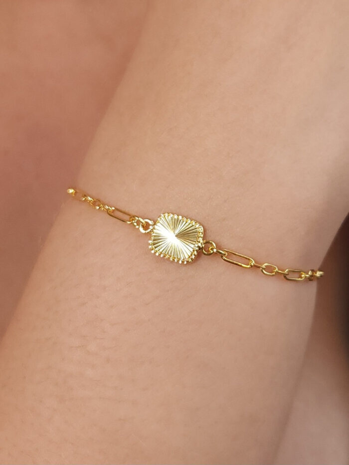 Pulseira elos vazados com pingente quadrado