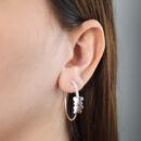 Argola detalhe cravejado com borboletas