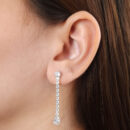 Brinco fio cravejado com pedra gota cristal