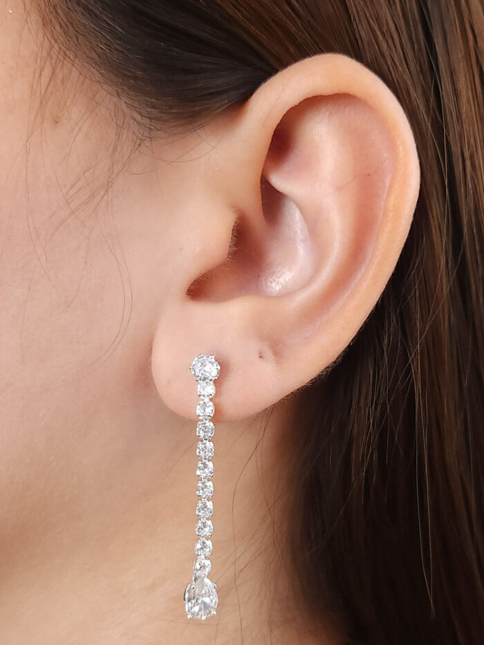 Brinco fio cravejado com pedra gota cristal