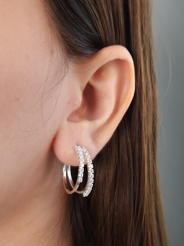 Brinco argola faixa dupla cravejada prateada