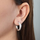 Argola pedras baguete cristal detalhe fio prateado