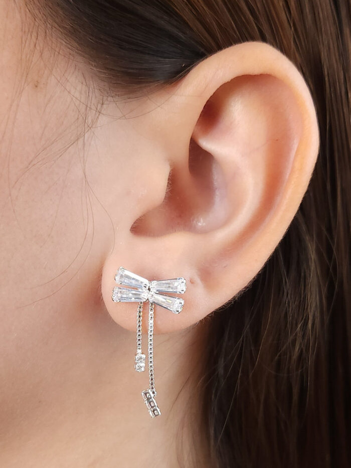 Brinco laço fio veneziana detalhe pedra cristal