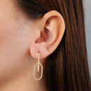 Brinco base dourada com elo vazado cravejado