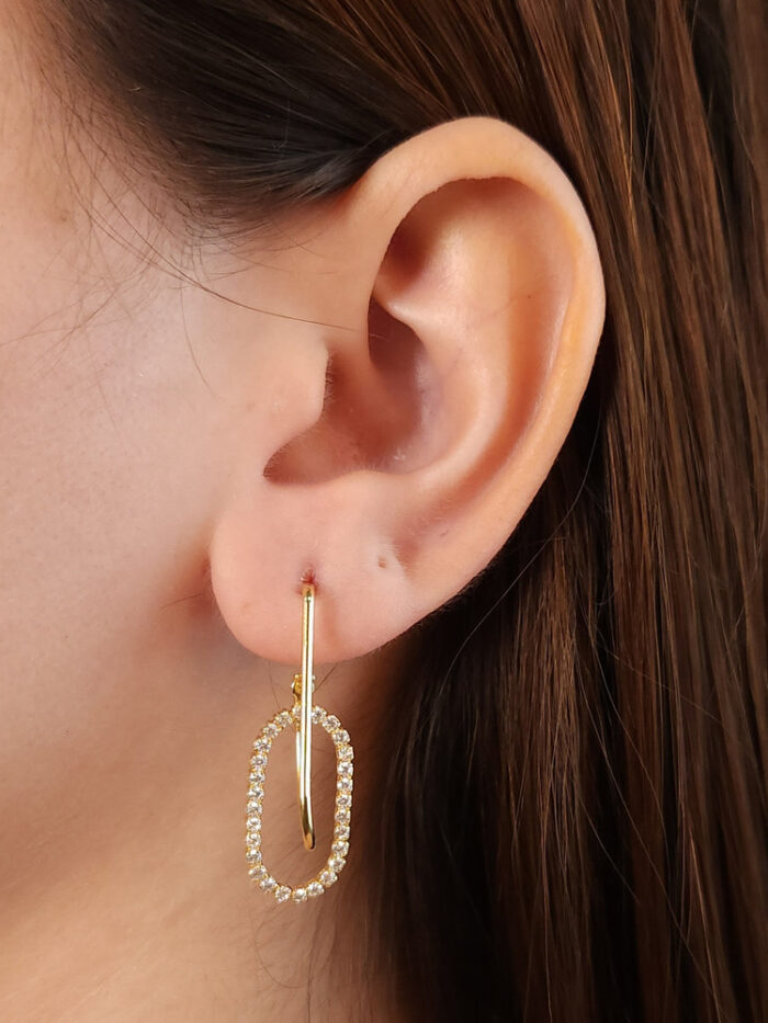 Brinco base dourada com elo vazado cravejado