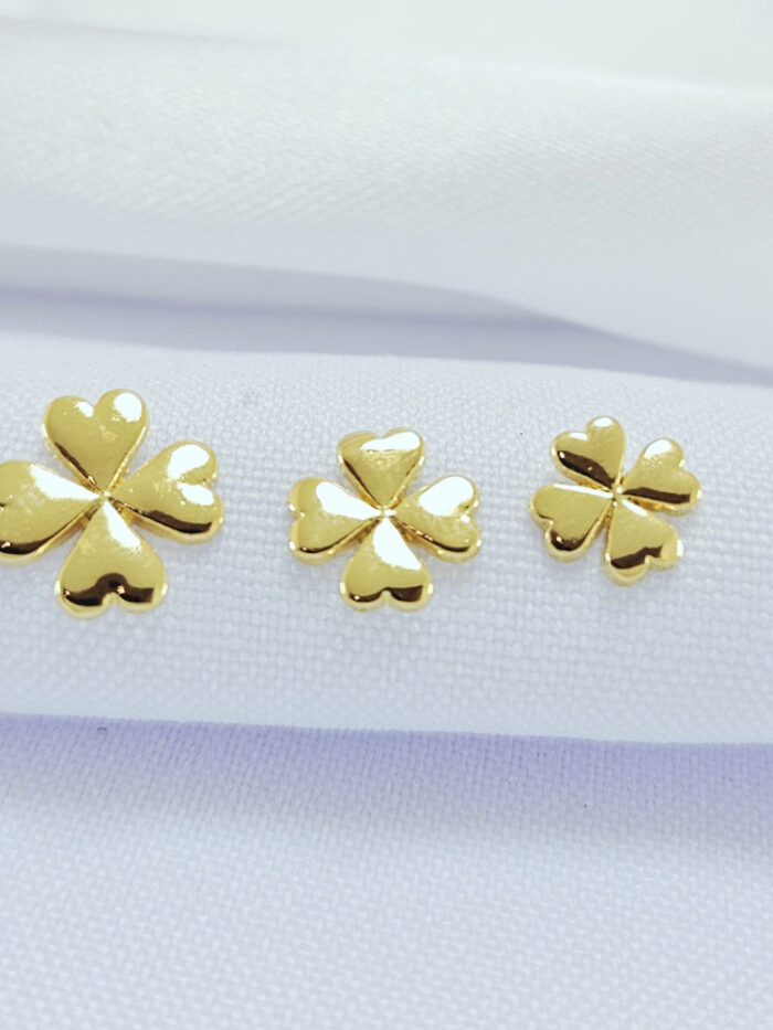 Brinco trio de trevo dourado liso