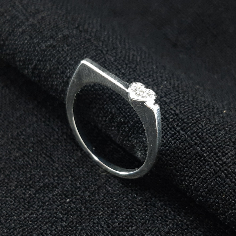 Anel fio liso quadrado com coração cravejado